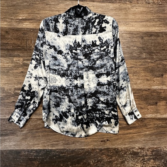 Eva Longoria Black and White Button Down Shirt with Unique Pattern - Picture 2 of 8